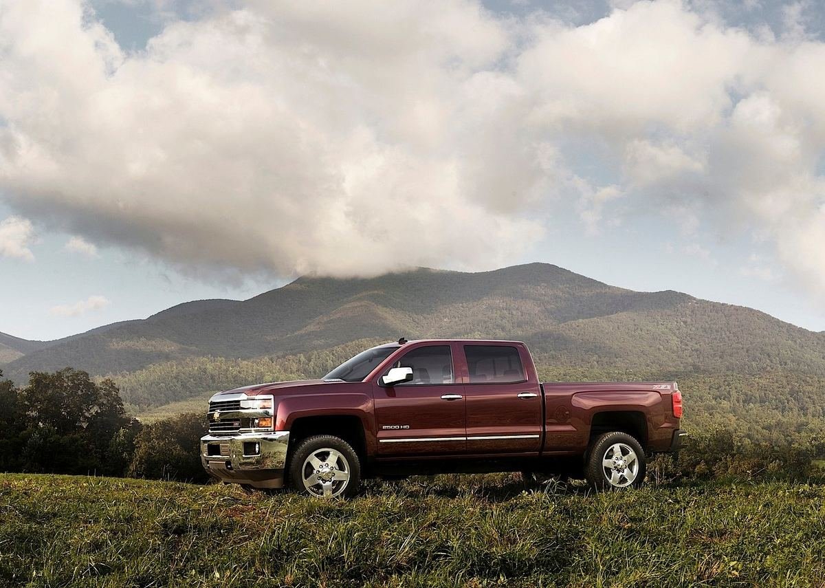 Chevrolet Silverado 2500 HD Crew Cab from the last HD generation offered with a 6.0L gas V8