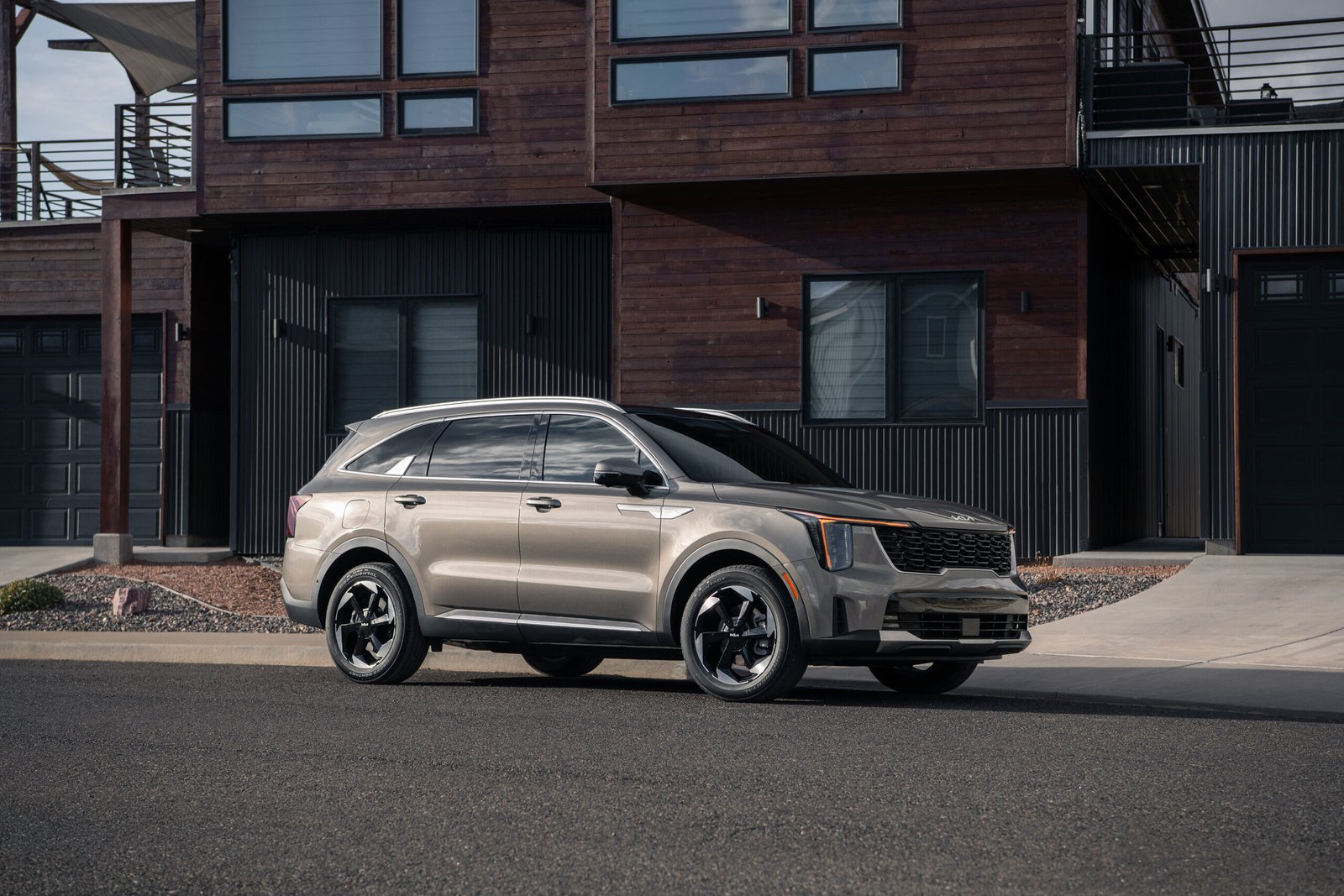 2027 Kia Sorento PHEV X-Line SX-Prestige parked outside a modern house