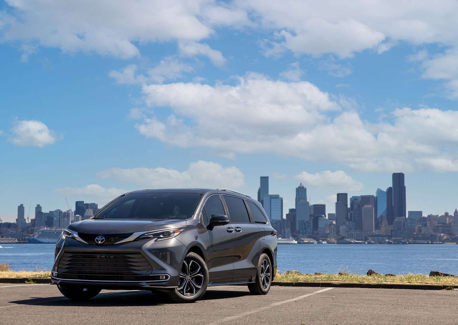 2025 Toyota Sienna Platinum hybrid minivan exterior